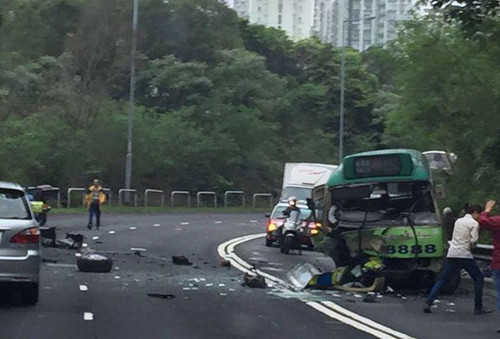 香港发生三车相撞三人受伤事故警车小巴损毁严重