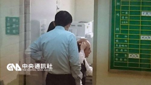 　　前立法院长王金平（右）1日早上到立法院参加国民党 党团大会，被同党的立委发现他的后脑在流血，还拿卫 生纸帮他稍微擦拭后，王金平随即前往立法院的医务室 接受医务人员进一步的处理。 中央社