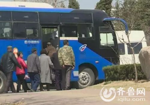 烟台北大医院免费提供体检，蓬莱多村民搭乘免费车辆到医院体检。