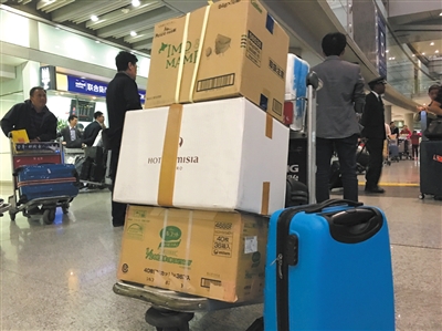 昨日，首都机场，归国的魏女士的三纸箱装有化妆品等物。