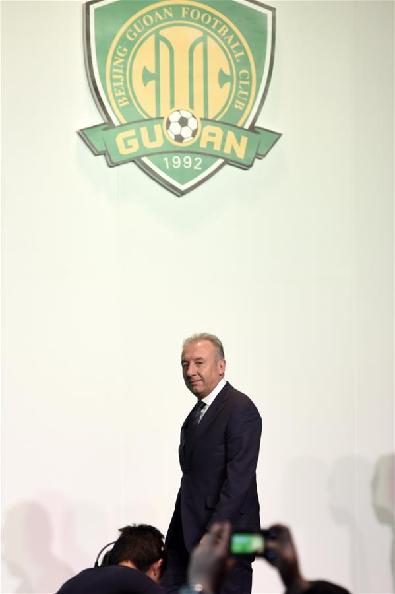5月21日，北京国安足球俱乐部发布公告，宣布扎切罗尼不再担任球队主教练，并公布了由谢峰为教练组长的本土教练团队，队长徐云龙和老队员周挺榜上有名。图为2016年1月19日，北京国安乐视队新任主教练扎切罗尼亮相发布会。