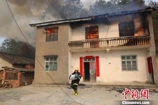 消防员冲进火场抱出煤气罐　王申　摄